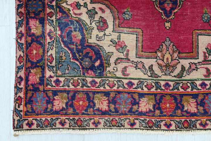 red Accent rug 4' 2" x 6' 0"