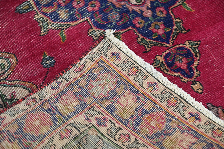 red Accent rug 4' 2" x 6' 0"