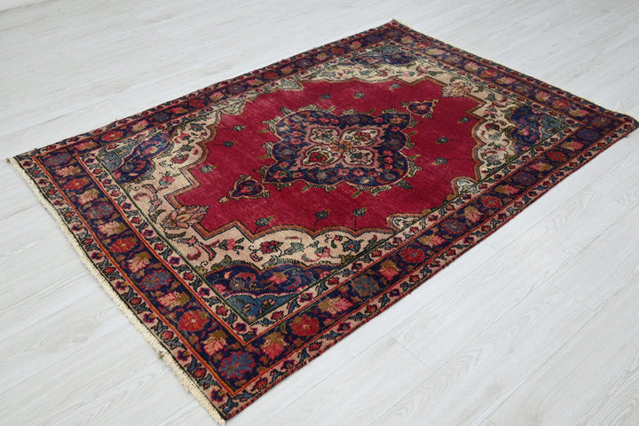 red Accent rug 4' 2" x 6' 0"