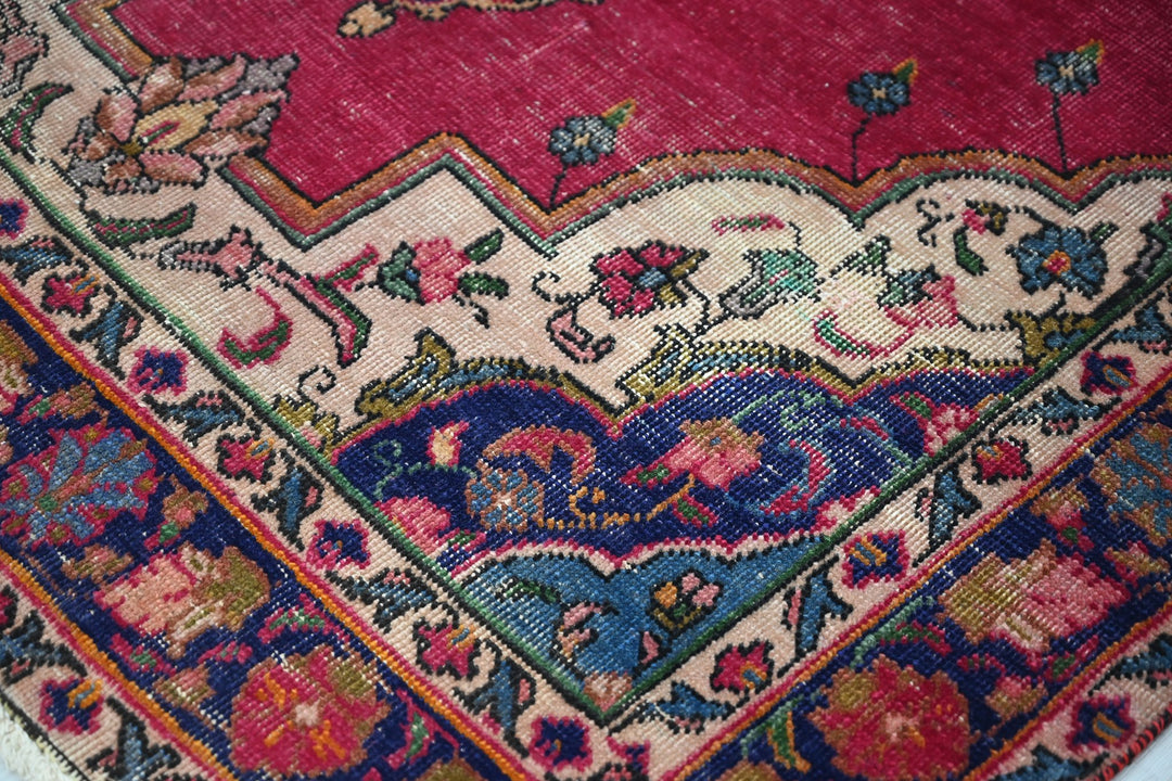 red Accent rug 4' 2" x 6' 0"