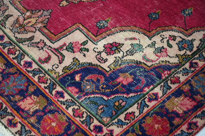 red Accent rug 4' 2" x 6' 0"