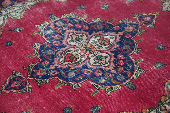 red Accent rug 4' 2" x 6' 0"