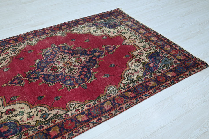 red Accent rug 4' 2" x 6' 0"