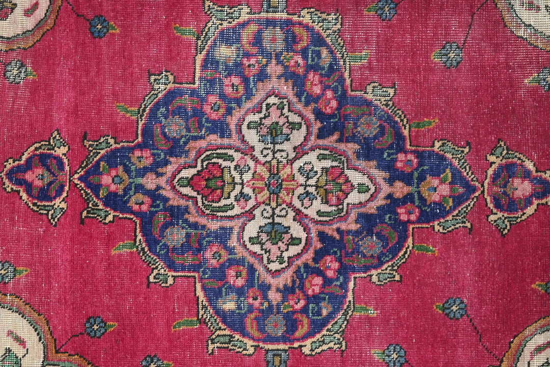 red Accent rug 4' 2" x 6' 0"
