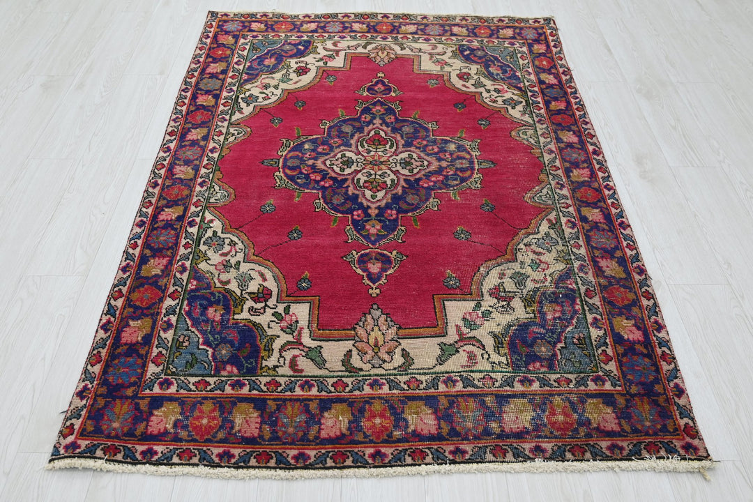 red Accent rug 4' 2" x 6' 0"
