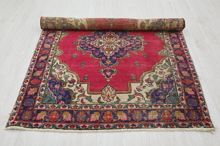 red Accent rug 4' 2" x 6' 0"
