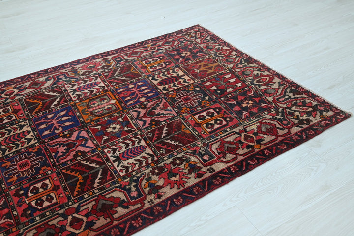 red Accent rug 4' 3" x 6' 4"