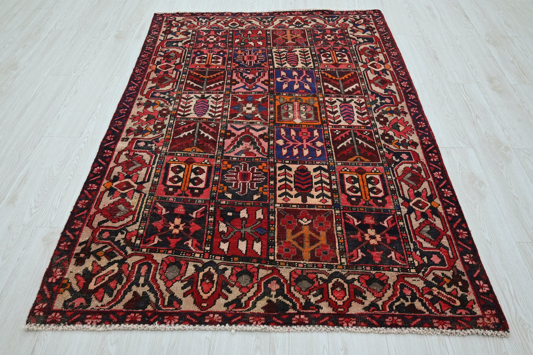 red Accent rug 4' 3" x 6' 4"