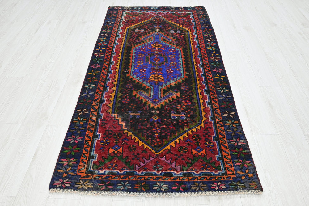 black Medium rug 3' 5" x 7' 1"