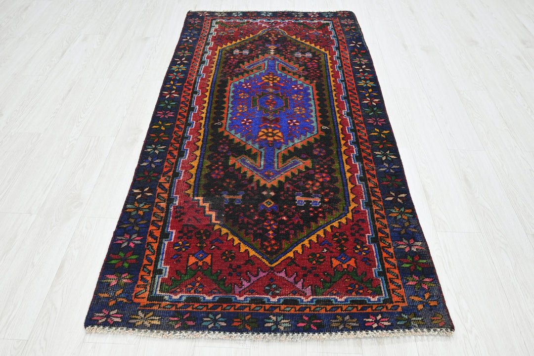 black Medium rug 3' 5" x 7' 1"