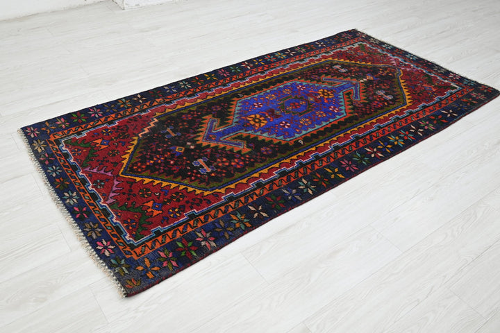 black Medium rug 3' 5" x 7' 1"