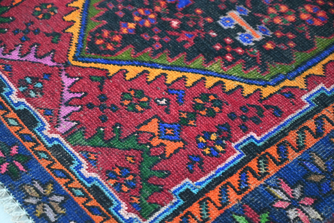 black Medium rug 3' 5" x 7' 1"