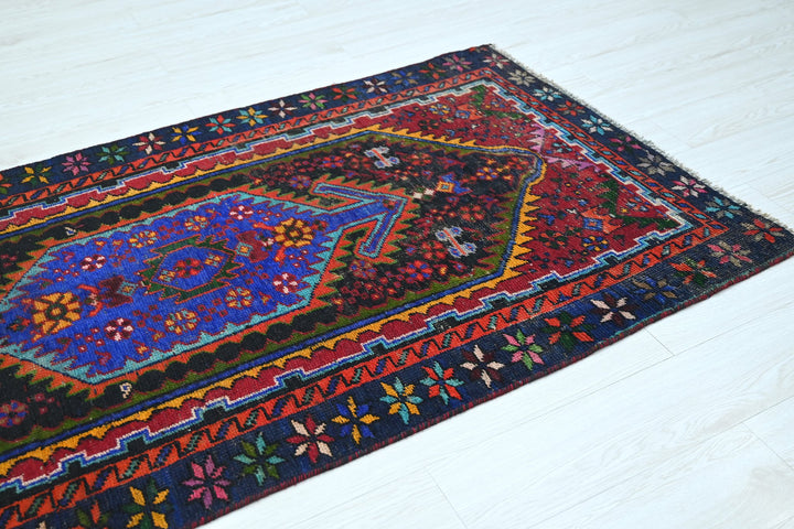 black Medium rug 3' 5" x 7' 1"