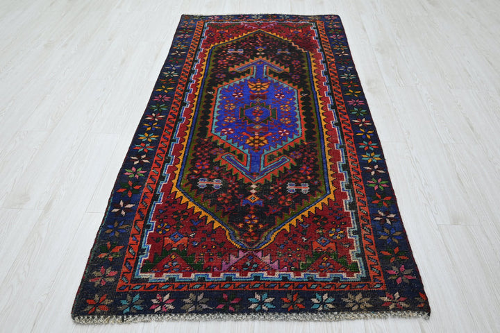 black Medium rug 3' 5" x 7' 1"