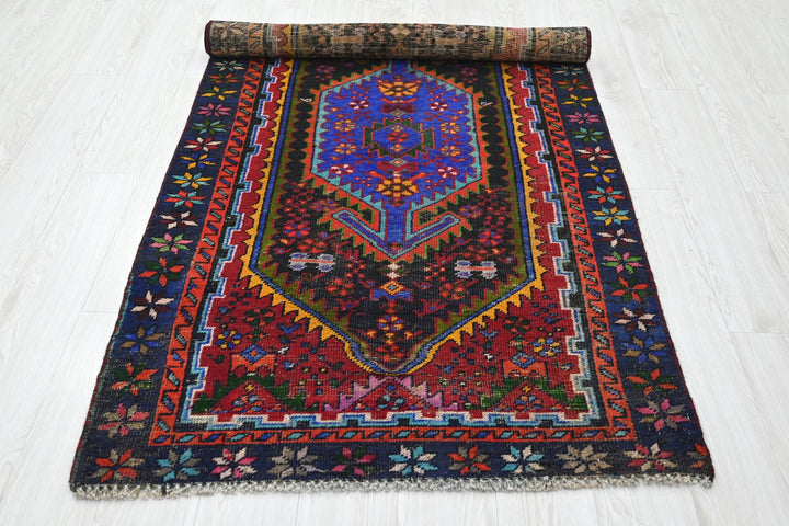 black Medium rug 3' 5" x 7' 1"