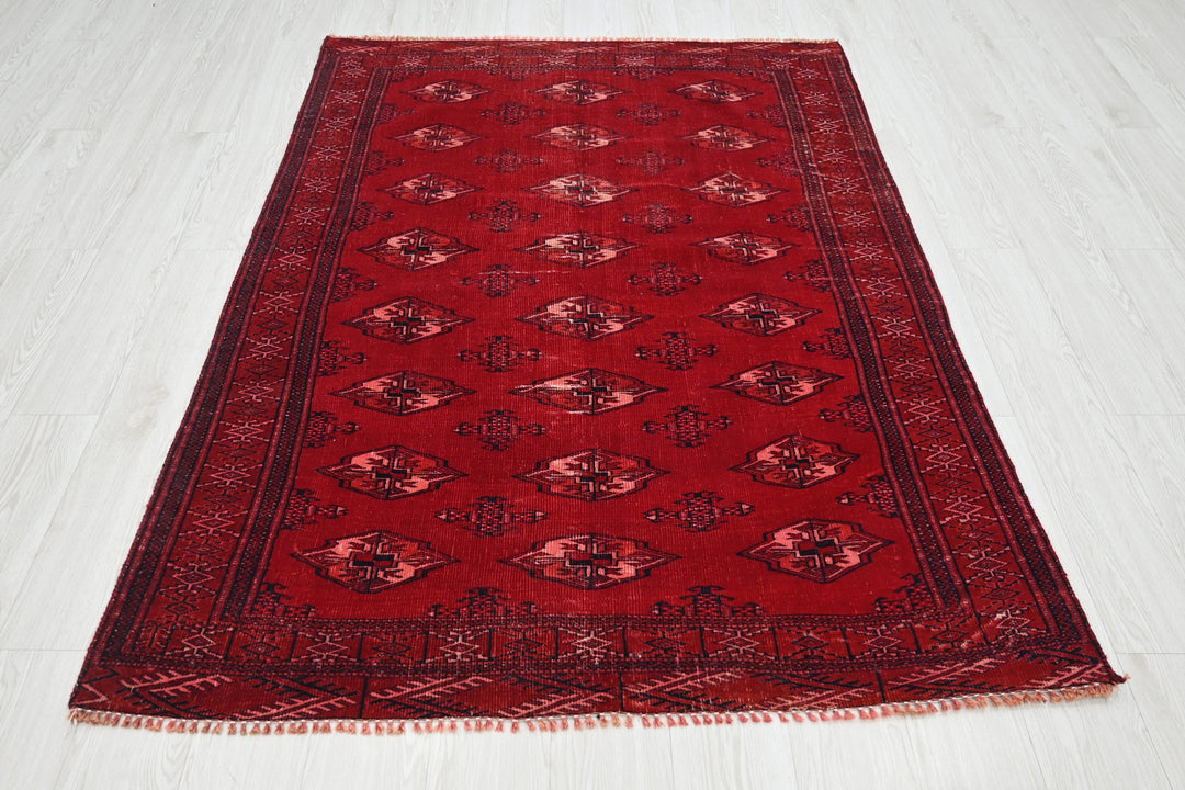 red Accent rug 4' 4" x 6' 4"
