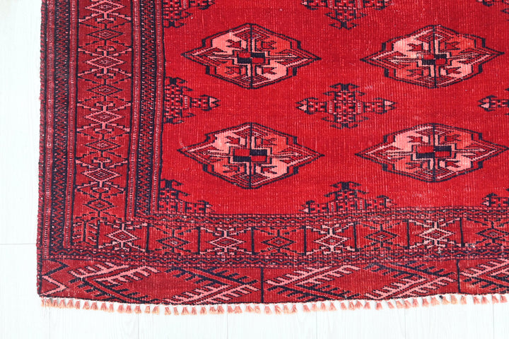 red Accent rug 4' 4" x 6' 4"