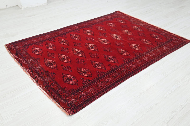 red Accent rug 4' 4" x 6' 4"
