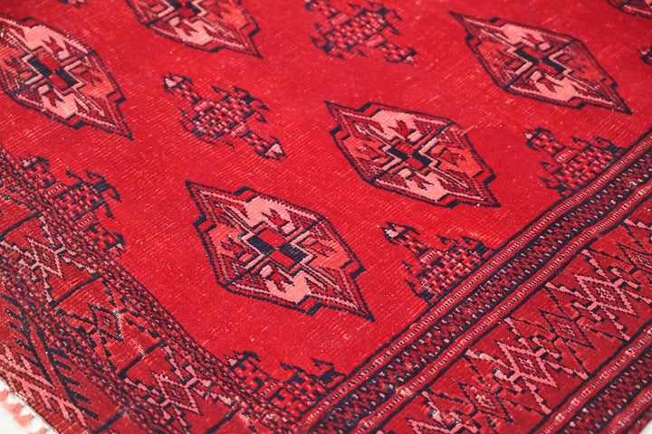 red Accent rug 4' 4" x 6' 4"
