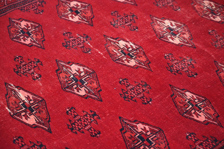 red Accent rug 4' 4" x 6' 4"