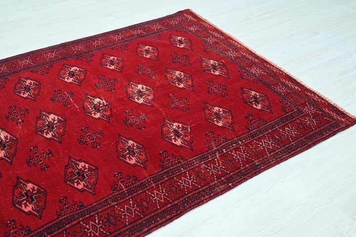 red Accent rug 4' 4" x 6' 4"