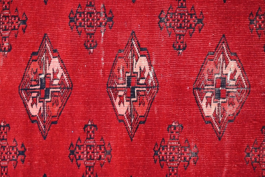 red Accent rug 4' 4" x 6' 4"