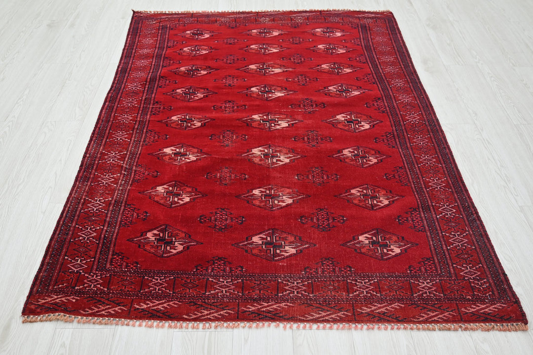 red Accent rug 4' 4" x 6' 4"