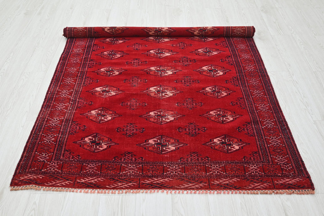 red Accent rug 4' 4" x 6' 4"