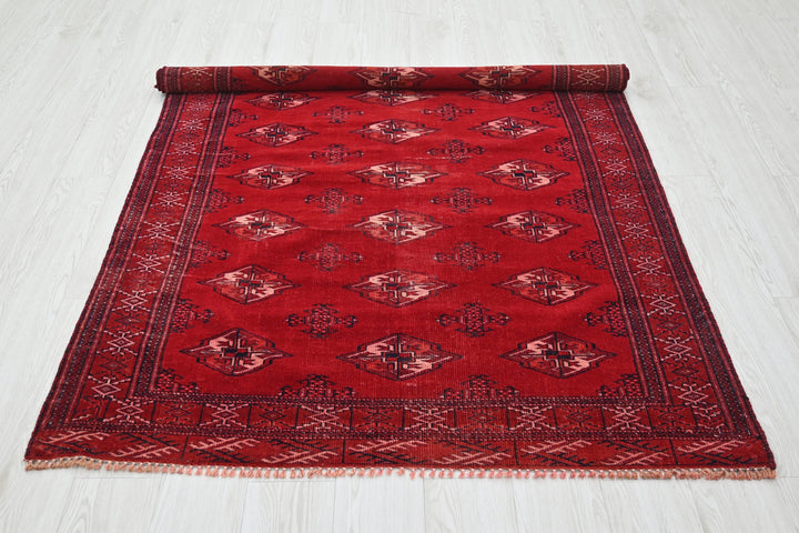 red Accent rug 4' 4" x 6' 4"