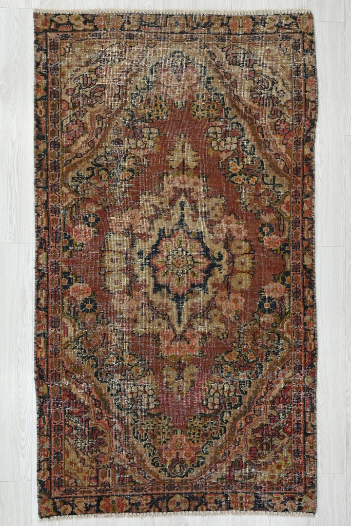 red Accent rug 3' 7" x 6' 6"