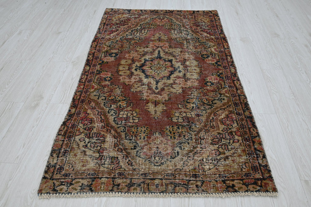 red Accent rug 3' 7" x 6' 6"