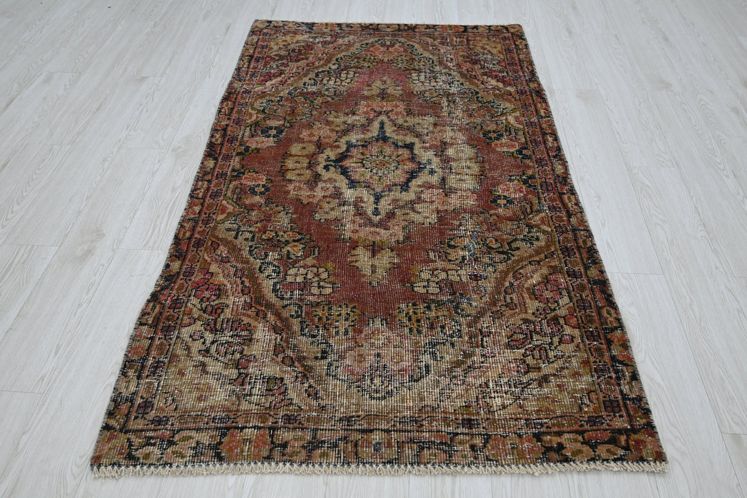 red Accent rug 3' 7" x 6' 6"