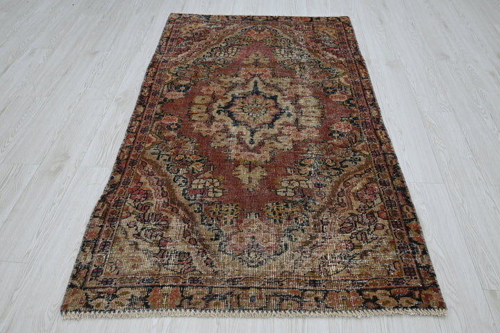 red Accent rug 3' 7" x 6' 6"