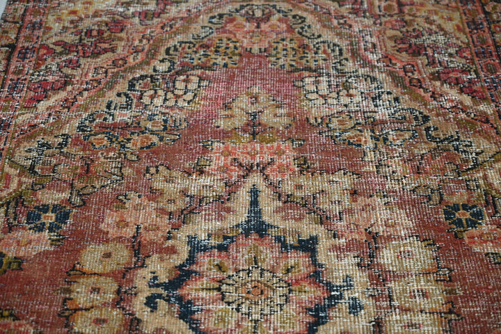 red Accent rug 3' 7" x 6' 6"