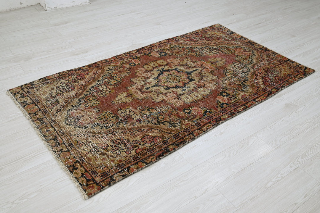 red Accent rug 3' 7" x 6' 6"