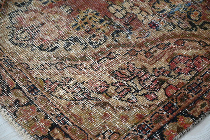 red Accent rug 3' 7" x 6' 6"