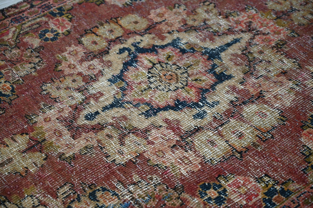 red Accent rug 3' 7" x 6' 6"