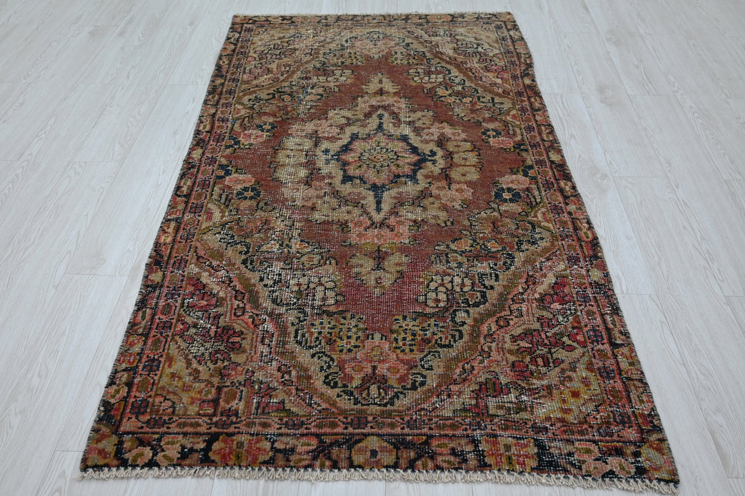 red Accent rug 3' 7" x 6' 6"
