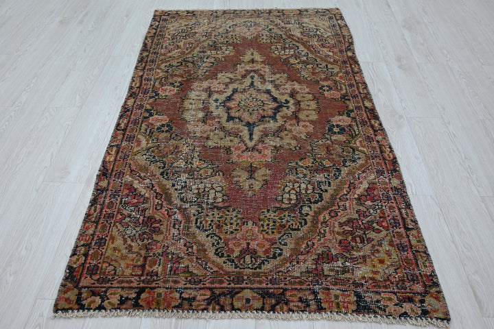 red Accent rug 3' 7" x 6' 6"