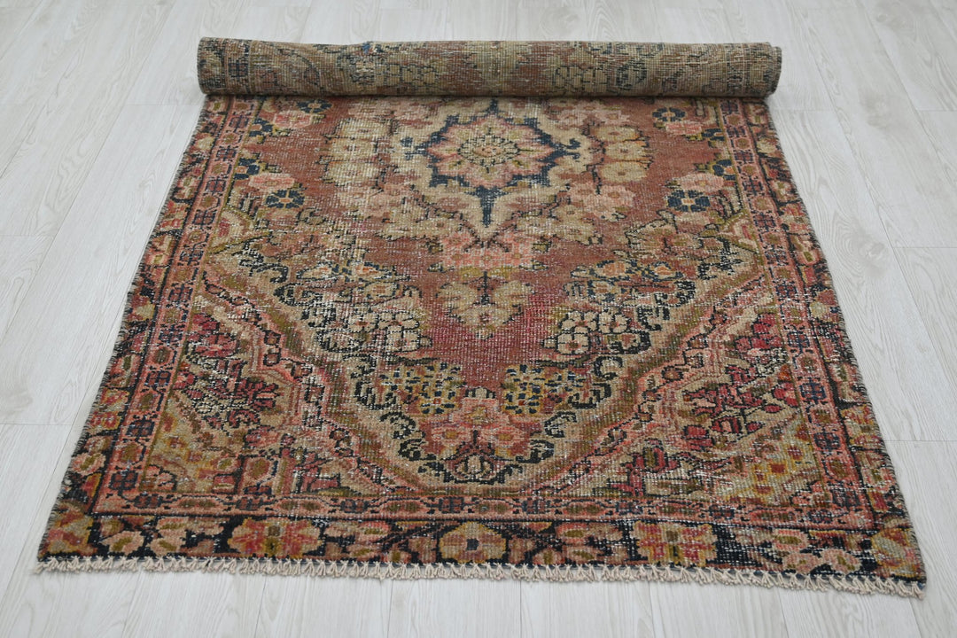 red Accent rug 3' 7" x 6' 6"