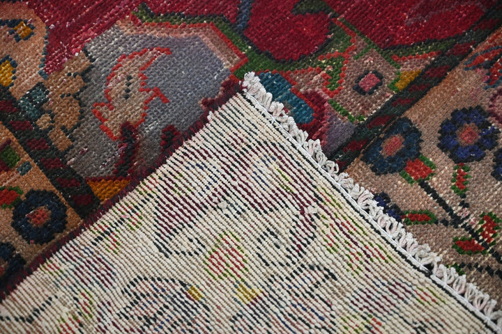 red Accent rug 4' 2" x 5' 4"