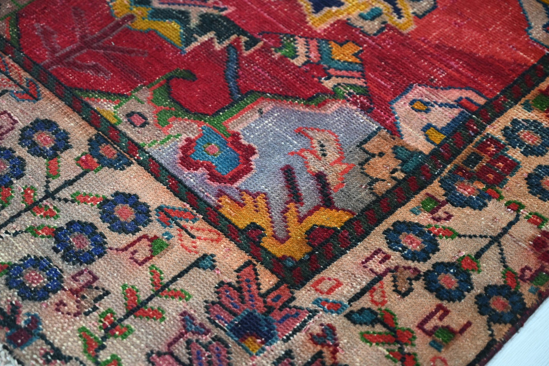 red Accent rug 4' 2" x 5' 4"