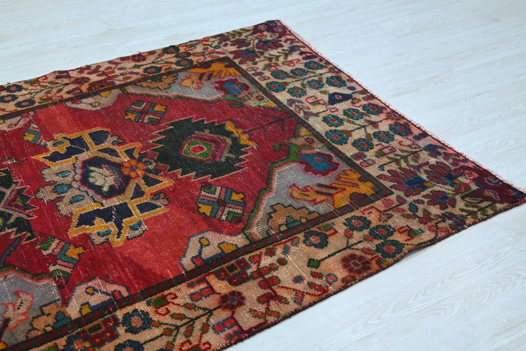 red Accent rug 4' 2" x 5' 4"