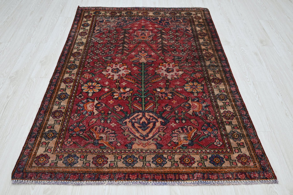 red Accent rug 4' 1" x 6' 4"