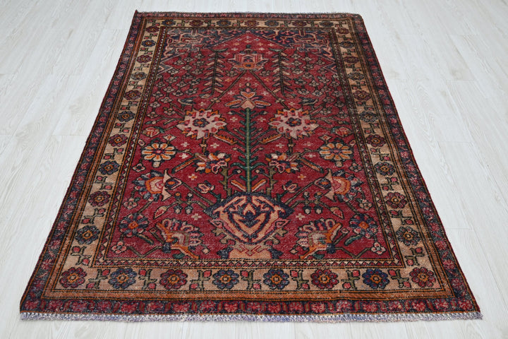 red Accent rug 4' 1" x 6' 4"