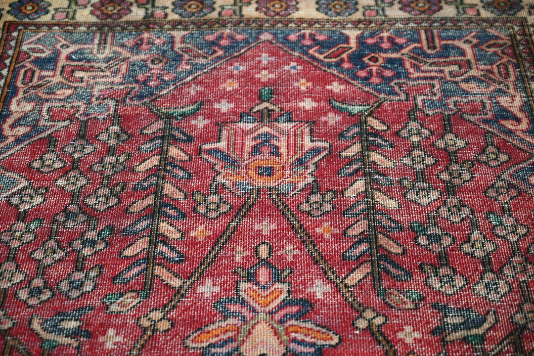 red Accent rug 4' 1" x 6' 4"