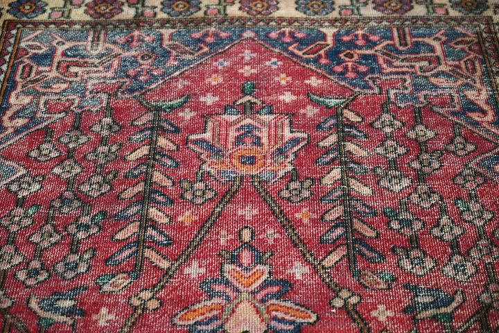 red Accent rug 4' 1" x 6' 4"