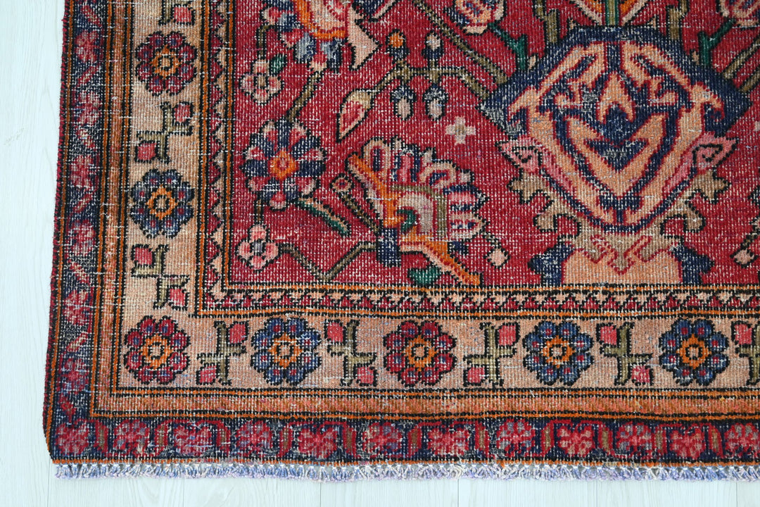 red Accent rug 4' 1" x 6' 4"