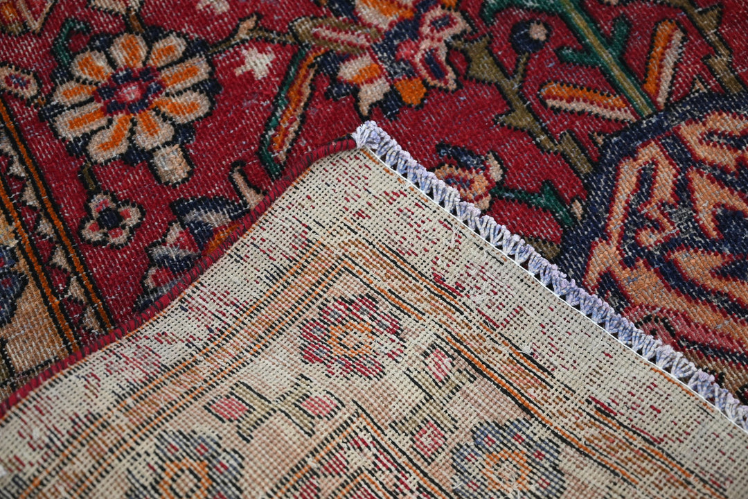 red Accent rug 4' 1" x 6' 4"