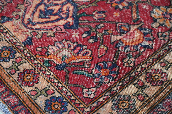 red Accent rug 4' 1" x 6' 4"